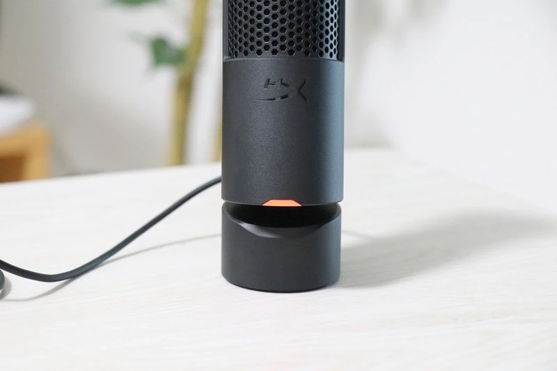 HyperX Solocast 2。ミュートOFFはLEDランプが赤く点灯している様子