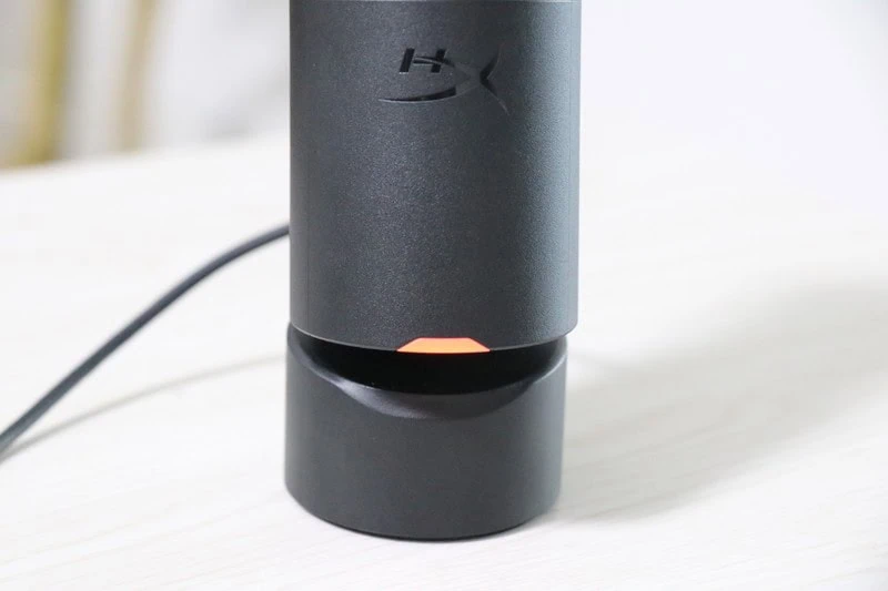 HyperX Solocast 2。ミュートOFF時はLEDランプが赤く点灯
