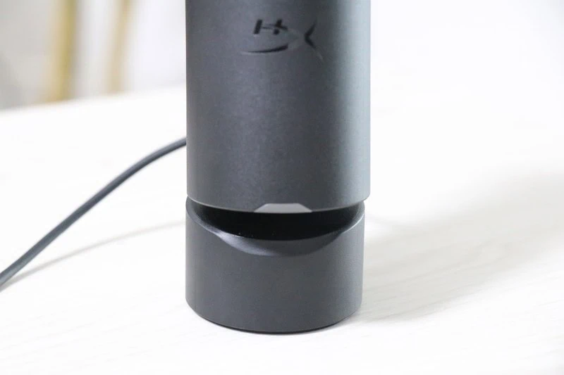 HyperX Solocast 2。ミュート時はLEDランプが消灯。