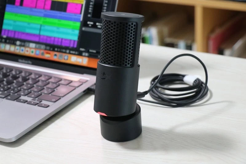 音声編集ソフトを表示したノートPCの横に、USBケーブル付きのSolocast 2マイクがデスク上に設置されている作業環境の様子