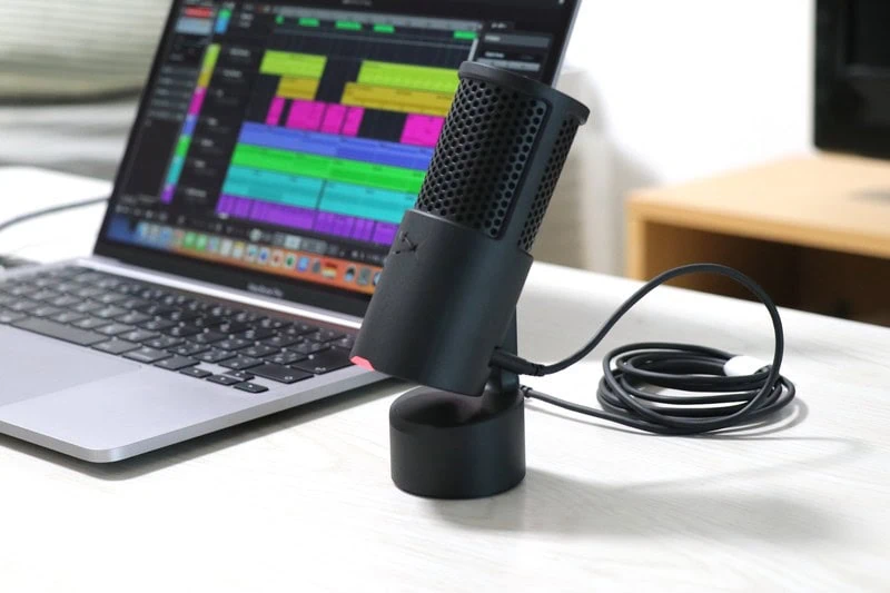 音声編集ソフトを表示したノートPCの横に、Solocast 2のUSBマイクがデスク上に設置されている様子