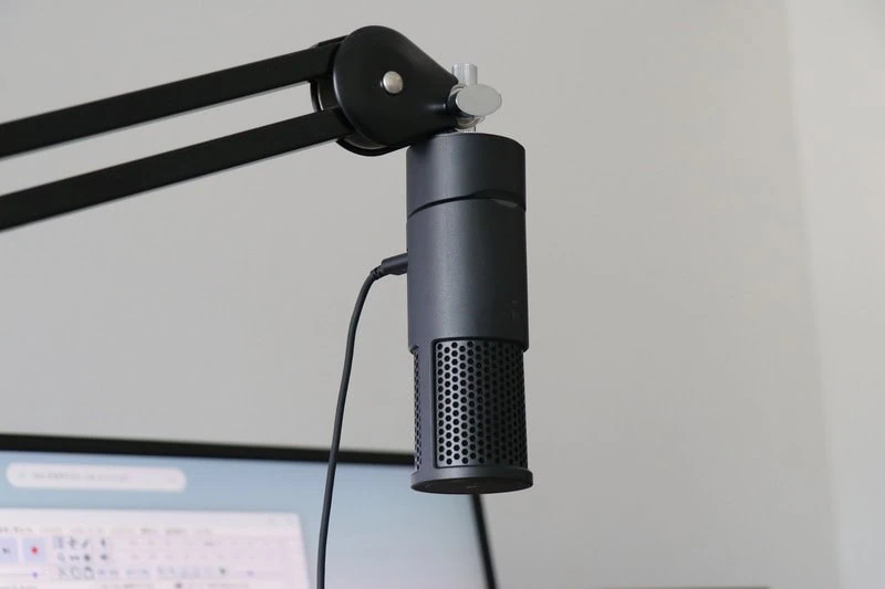 HyperX Solocast 2をマイクアームに取り付けて、左だ斜めから撮った画像