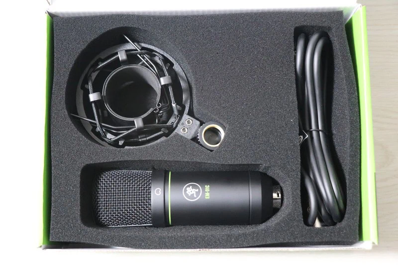 EM-91Cコンデンサーマイク本体、ショックマウント、XLRケーブルを収納したパッケージ同梱内容の一覧画像