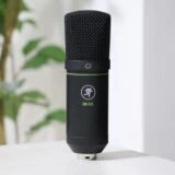 黒色のMackie EM-91Cコンデンサーマイクを正面から撮影し、白い台の上に設置した商品画像
