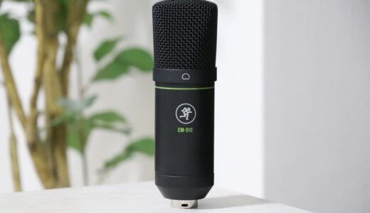 黒色のMackie EM-91Cコンデンサーマイクを正面から撮影し、白い台の上に設置した商品画像