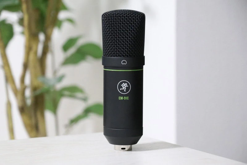 黒色のMackie EM-91Cコンデンサーマイクを正面から撮影し、白い台の上に設置した商品画像