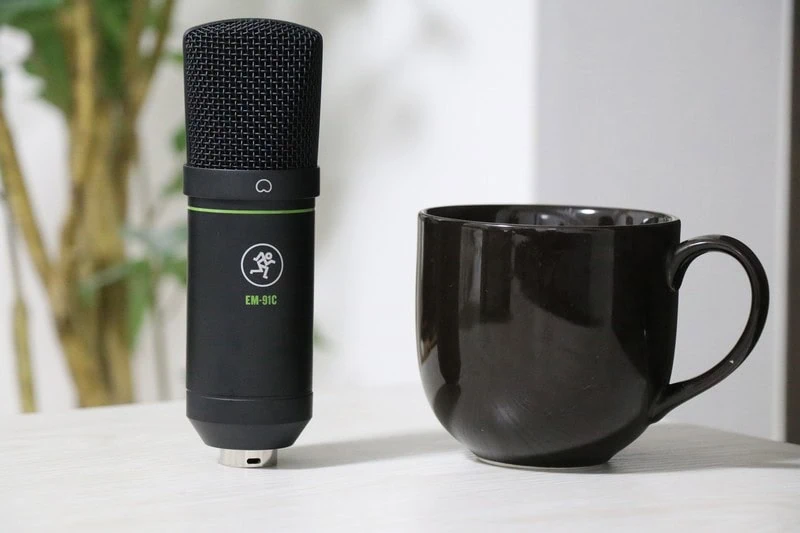 Mackie EM-91Cとコップを並べて大きさを比較した写真