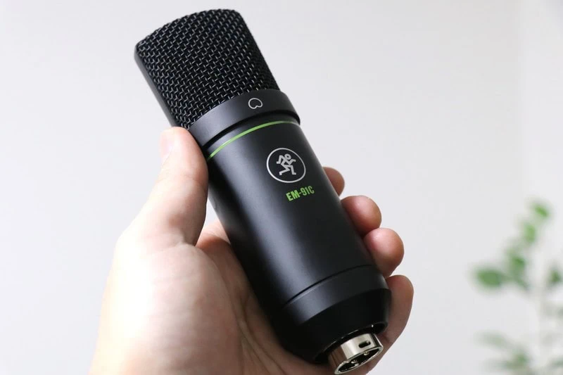 Mackie EM-91Cを左手で持っている写真