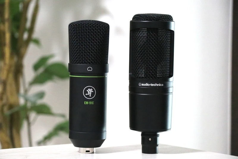 左がMackie EM-91C、右がaudio technica AT2020