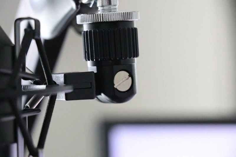 Mackie EM-91C付属のショックマウントのネジ部分。回すにはマイナスドライバーが必要