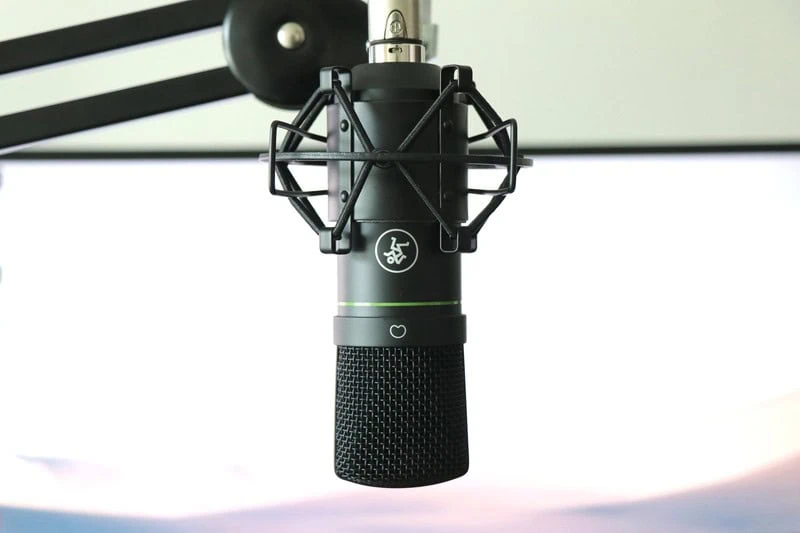 ショックマウントに固定された黒色のコンデンサーマイクEM-91Cを正面から撮影した商品イメージ