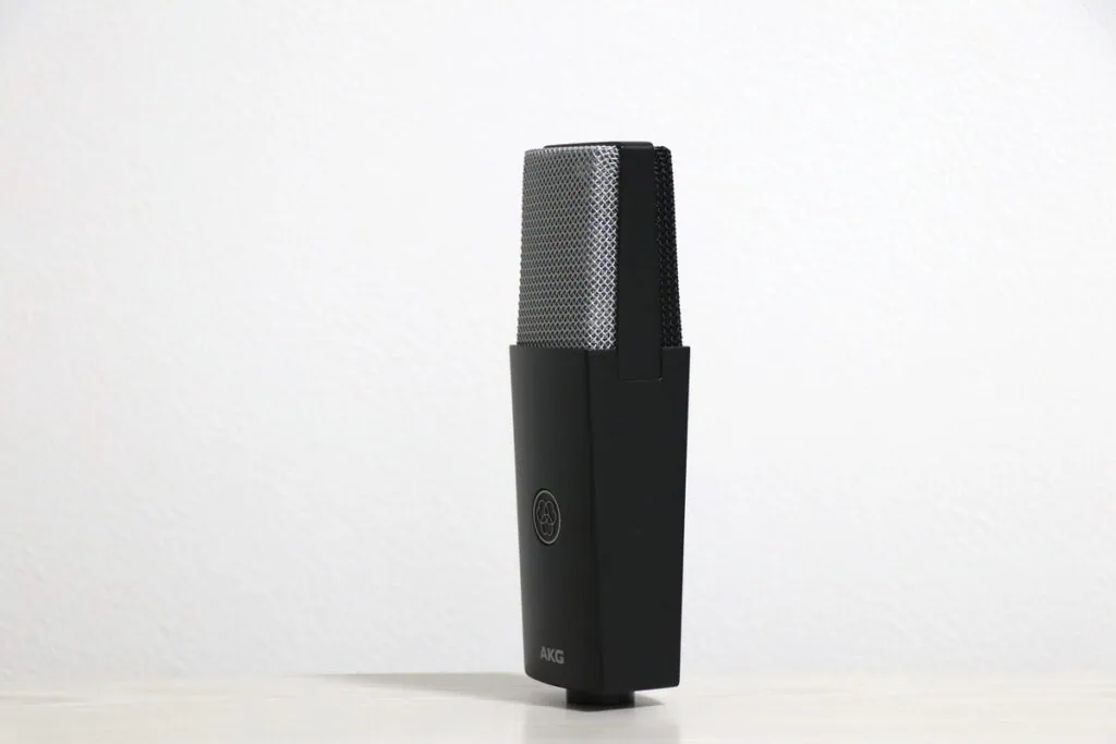 AKG C104を右斜めから撮影した画像