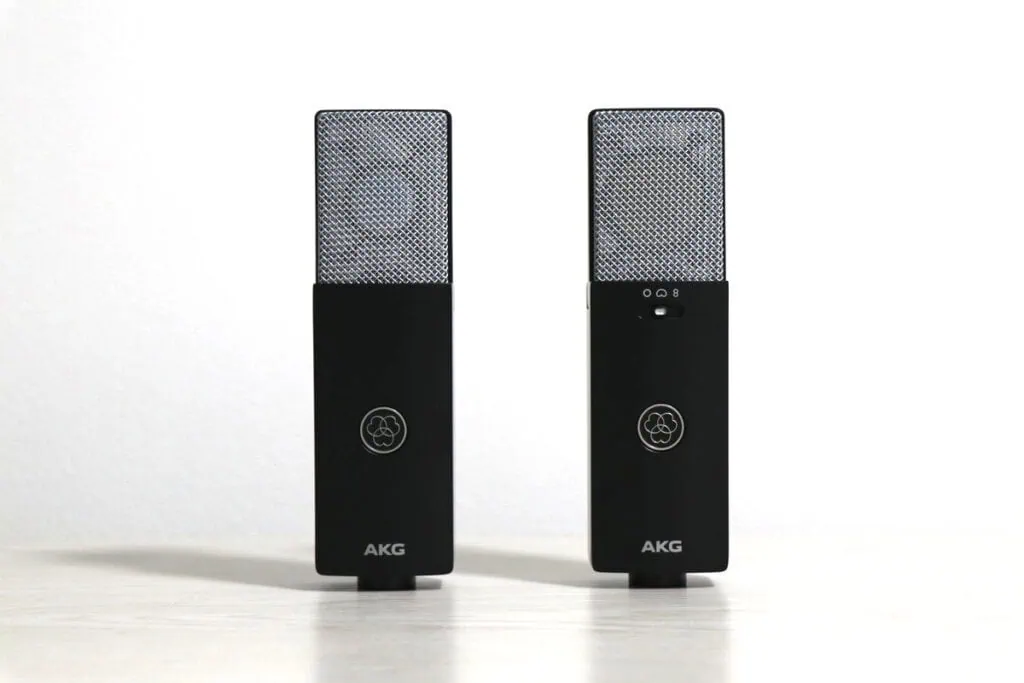 AKG C104とC114を並べた写真（引き気味に撮影）