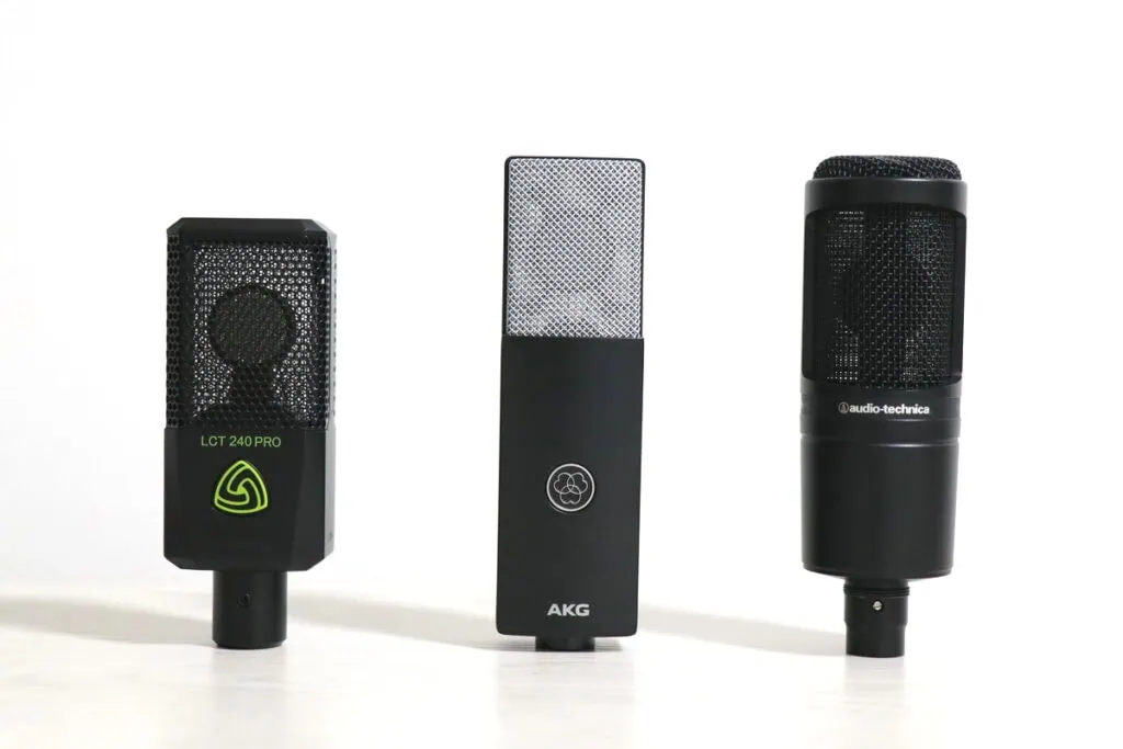 左からLEWITT LCT 240 PRO、AKG C104、audio technica AT2020を並べた写真