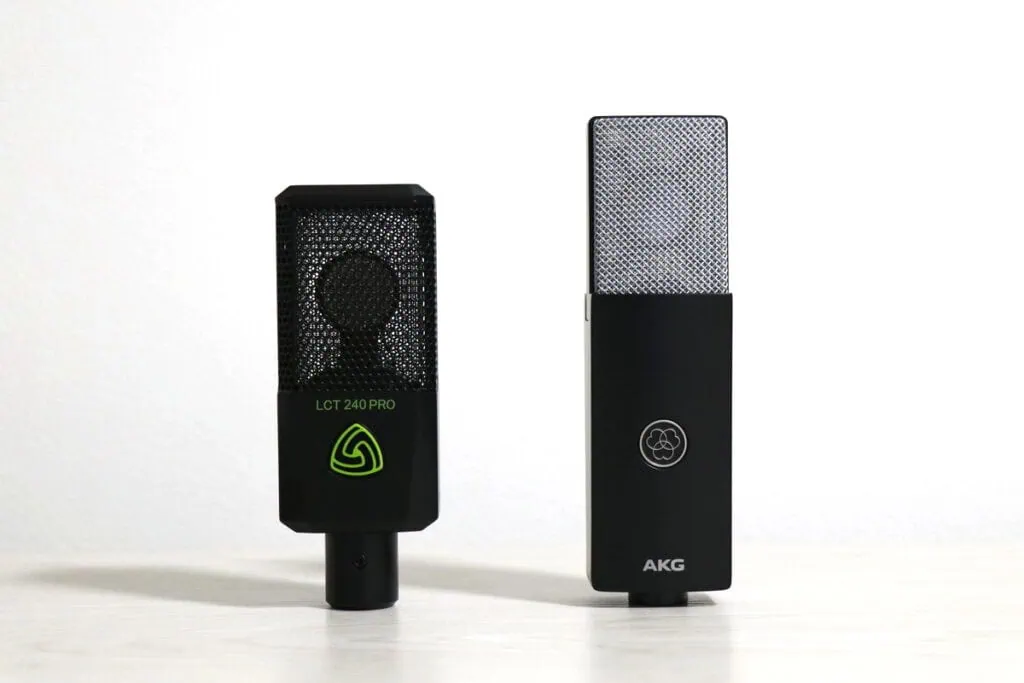 左からLEWITT LCT 240 PRO、AKG C104を並べた写真