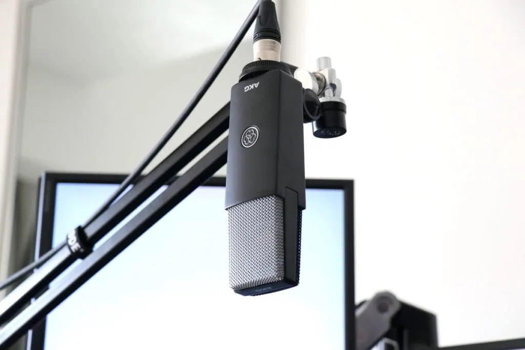 AKG C104をマイクアームに吊り下げて、右斜め部分を撮影した画像