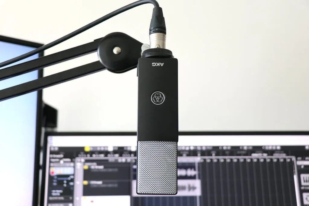 AKG C104をマイクアームに取り付けた正面画像