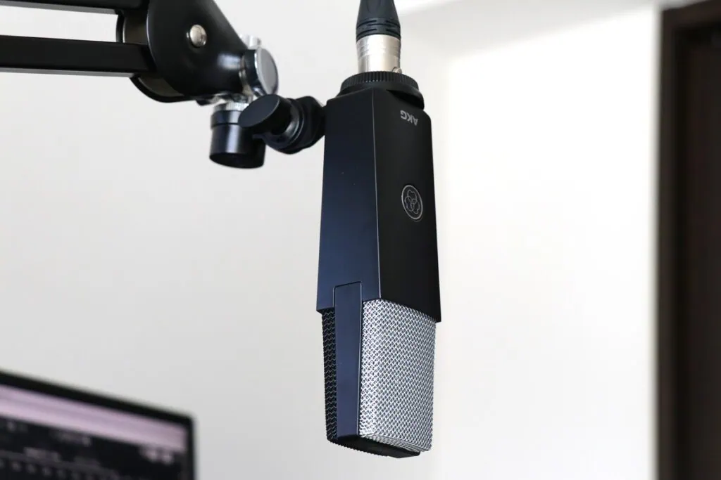 マイクアームにAKG C104を取り付けて左側から撮影した画像