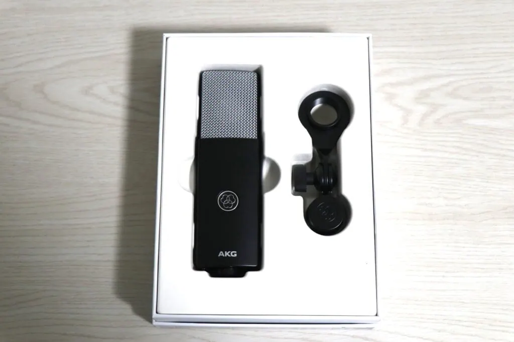 AKG C104のパッケージ。外箱を開けたところ