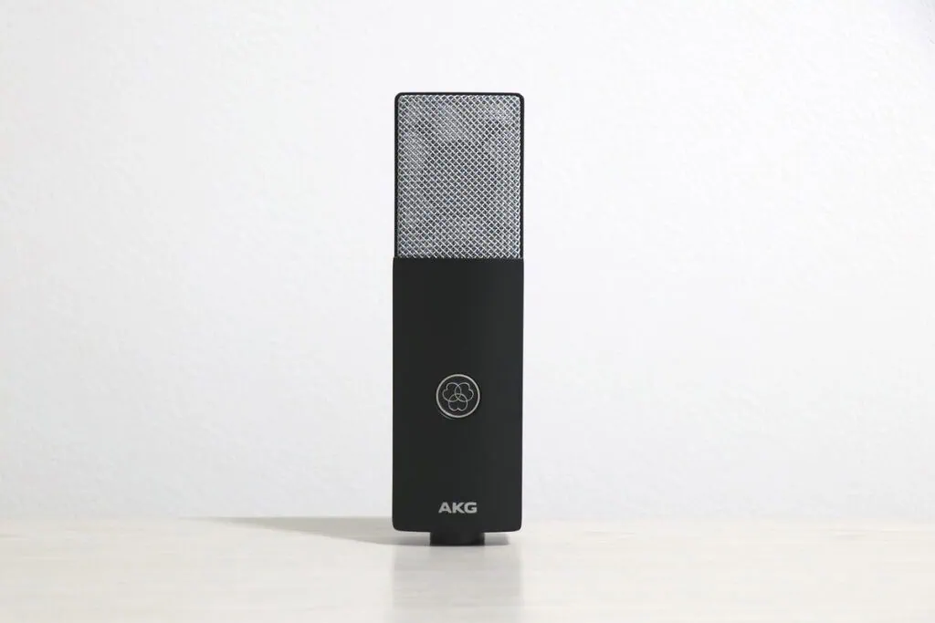 AKG C104を正面から撮影した画像。やや引き