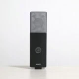 AKG C104を正面から撮影した画像。やや引き
