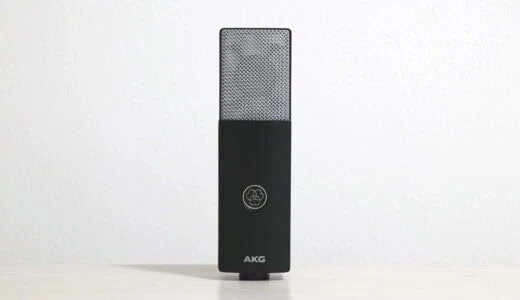 AKG C104を正面から撮影した画像。やや引き