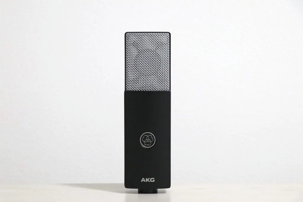 AKG C104を正面から撮影した画像