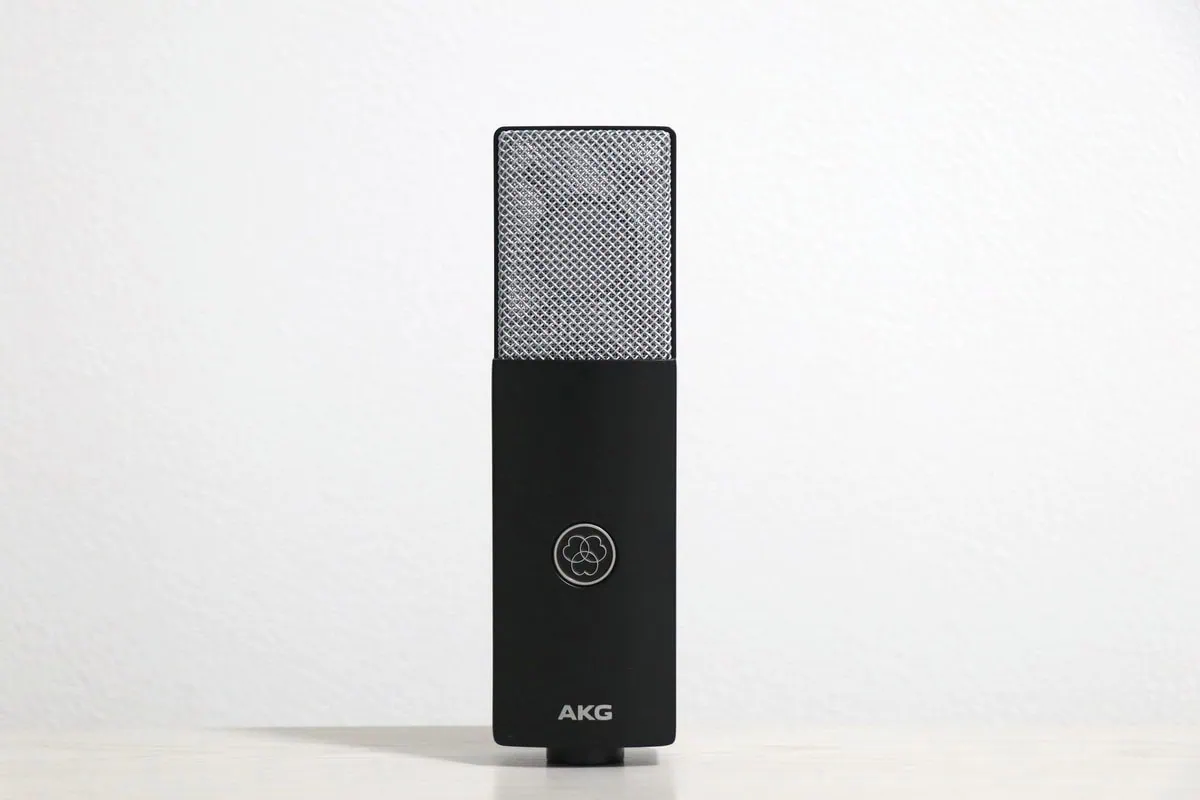 AKG C104を正面から撮影した画像