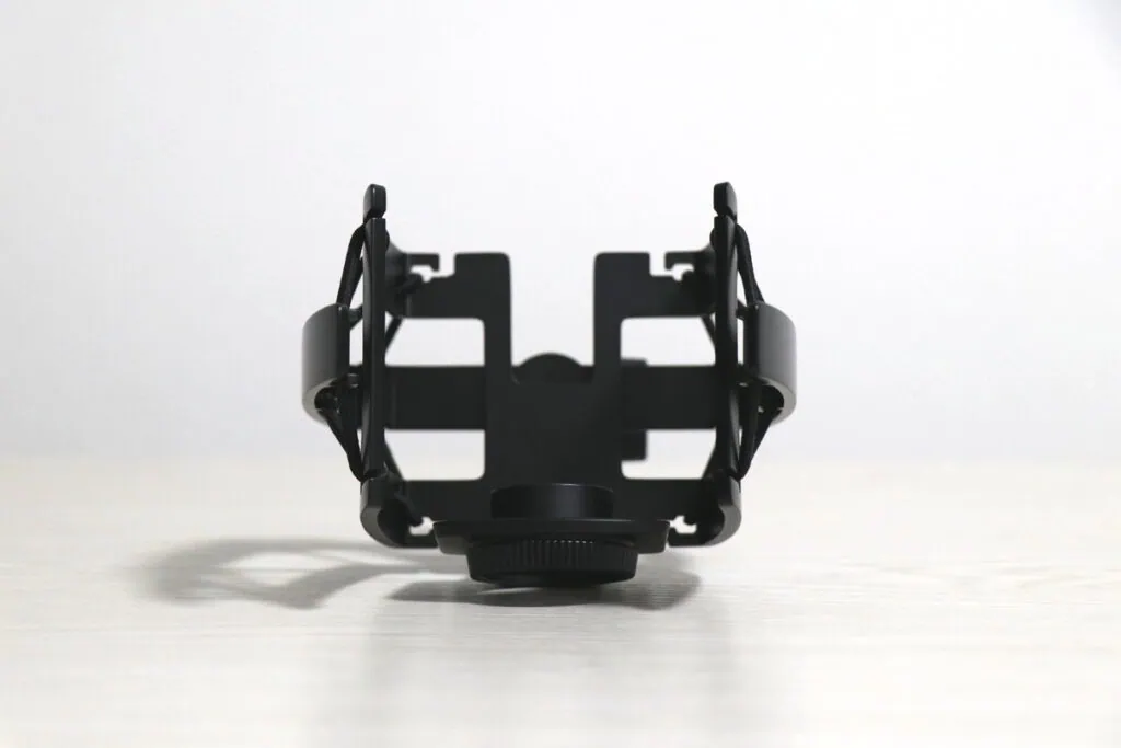 AKG C114付属のショックマウントを正面から撮った画像