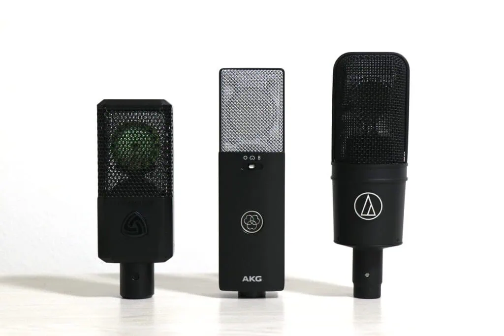 左からLEWITT LCT 440 PURE、AKG C114、audio technica AT4040を並べた画像