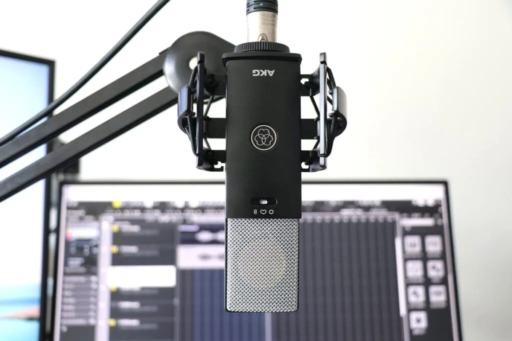 AKG C114をマイクアームに取り付けて、正面から撮影した画像