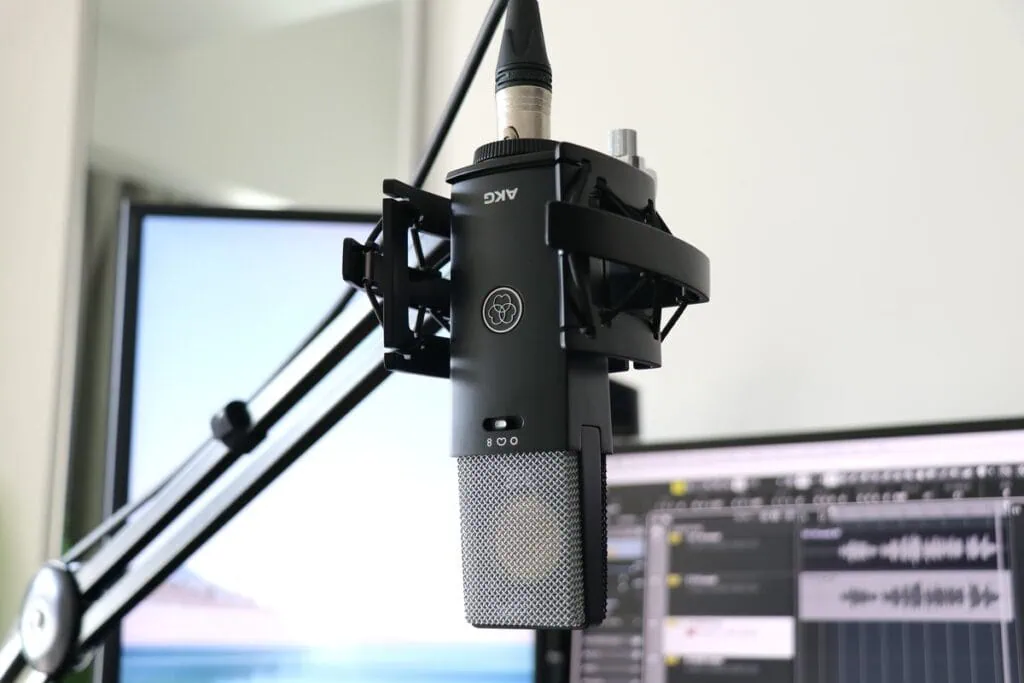 AKG C114をマイクアームに取り付けて右側から撮影した画像