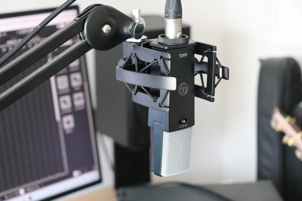 マイクアームに取り付けたAKG C114を左側から撮影した画像