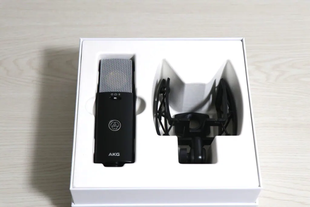 AKG C114のパッケージを上から撮った画像
