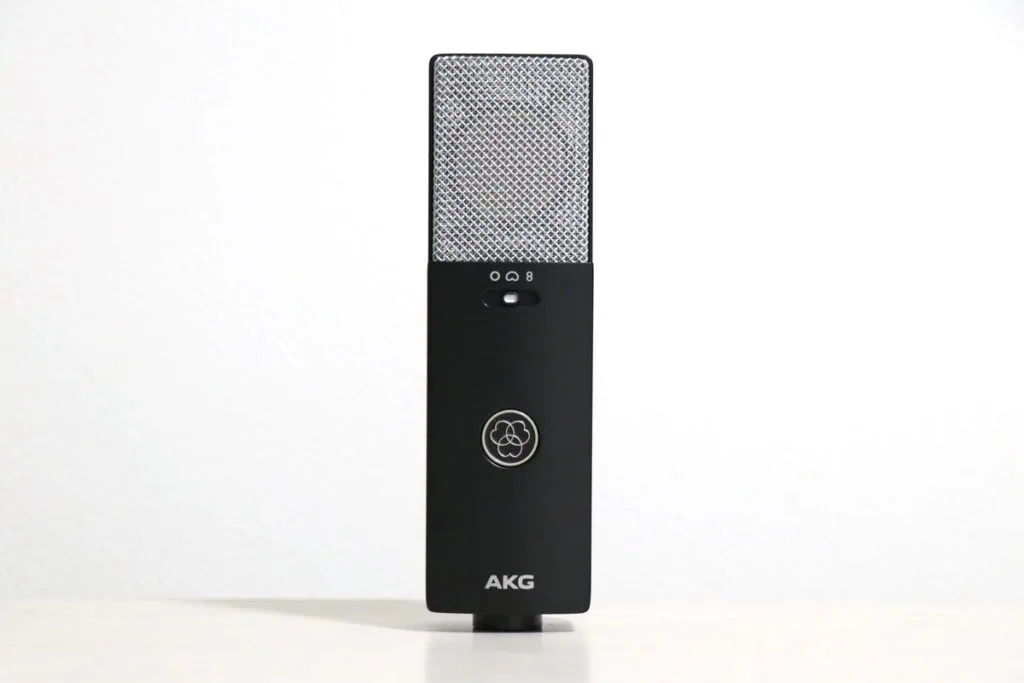 AKG C114を正面から撮影した画像