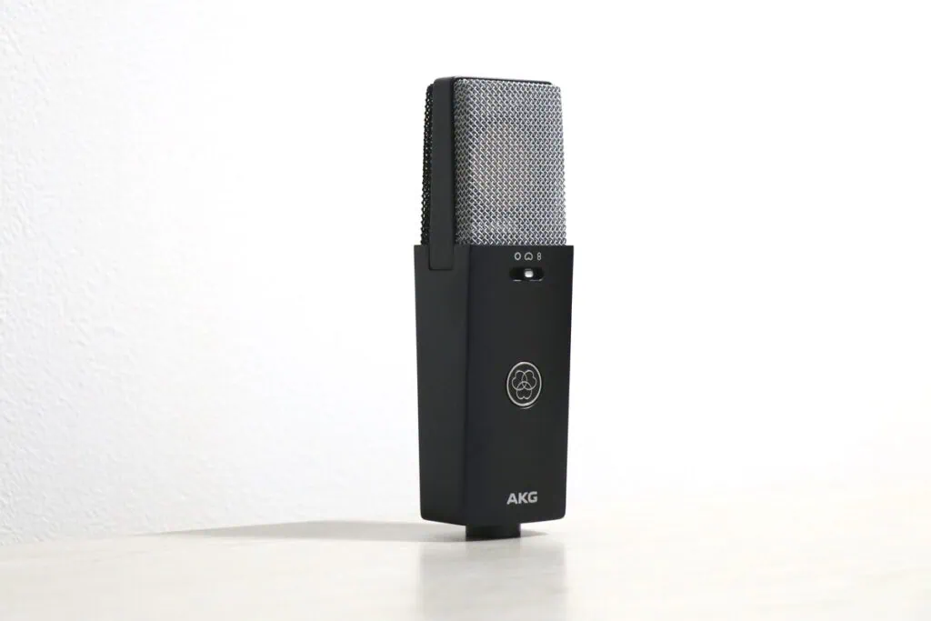 AKG C114を左斜めから撮影した画像
