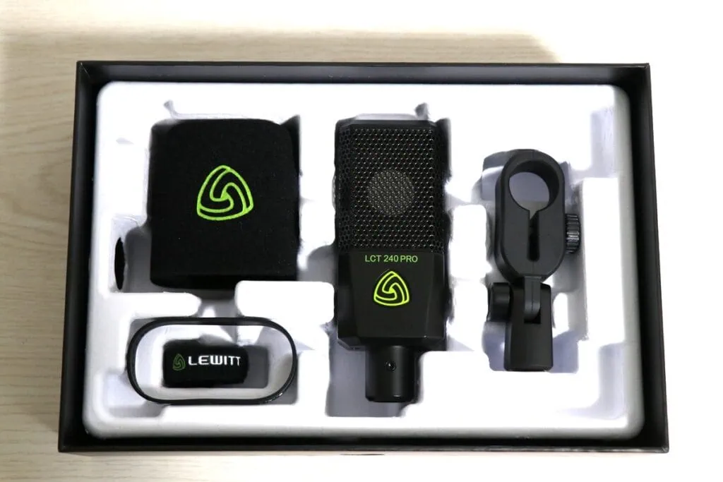 LEWITT LCT 240 PROのパッケージ。スタンドマウントのほかにウィンドスクリーンとポーチまでついている