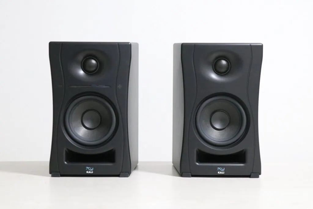 Kali Audio LP-UNFの製品正面写真。コンパクトな筐体に4.5インチウーファーとツイーターを搭載