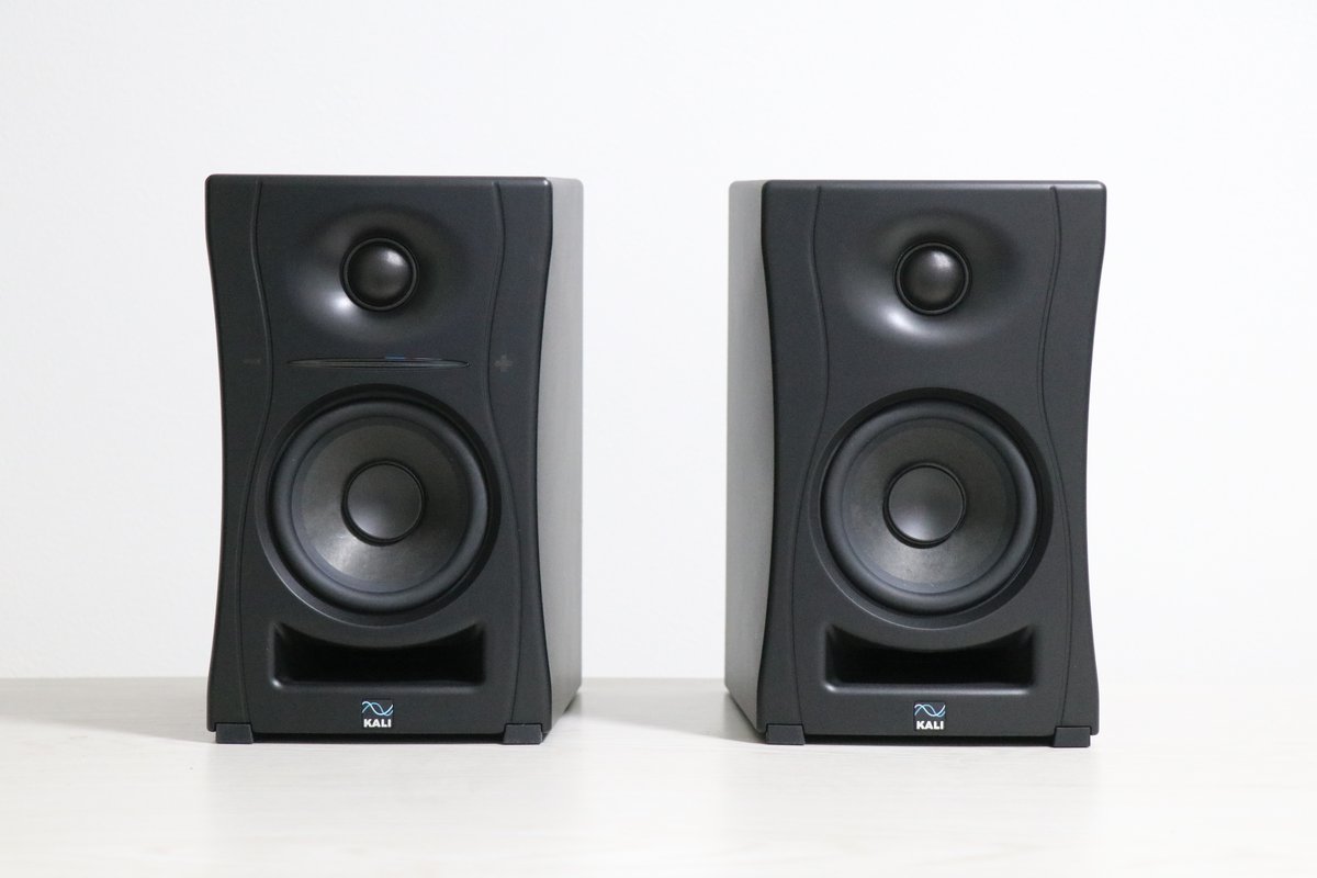 Kali Audio LP-UNFの製品正面写真。コンパクトな筐体に4.5インチウーファーとツイーターを搭載