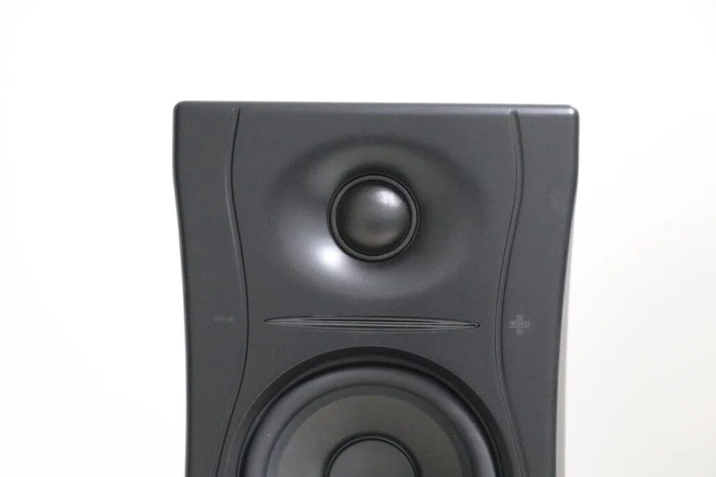 Kali Audio LP-UNFの1インチ・ソフトドームツイーターの接写。高解像度な高域再生を支える精密なドライバー。