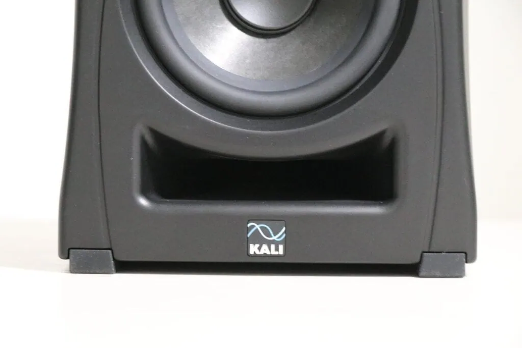 Kali Audio LP-UNF スピーカー前面下部の拡大。KALIブランドロゴとフロント・バスレフポートの開口部。