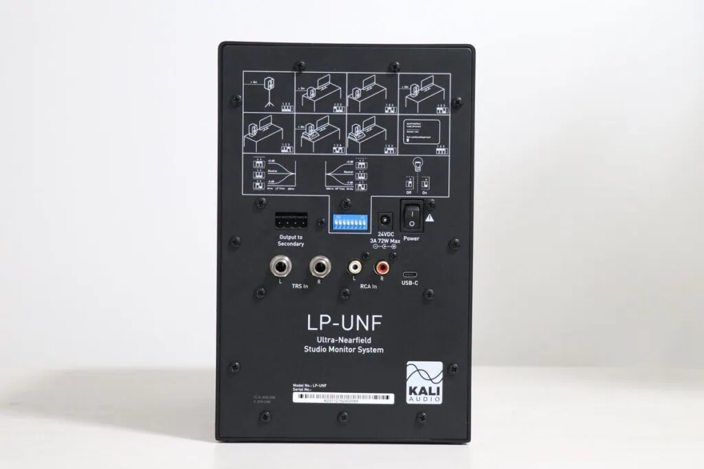 Kali Audio LP-UNF プライマリスピーカー背面の入出力端子全景。USB-C、TRS、RCA、バウンダリーEQ設定部。