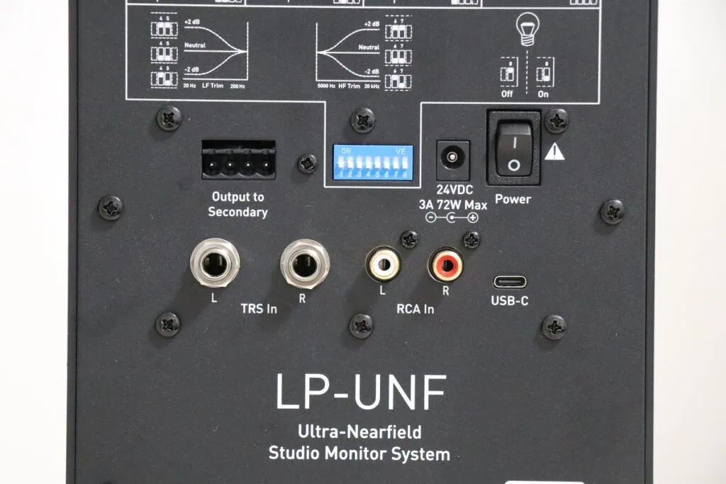 Kali Audio LP-UNF 背面端子部の拡大。USB-Cデジタル入力、TRSバランス入力、RCAアンバランス入力のレイアウト。