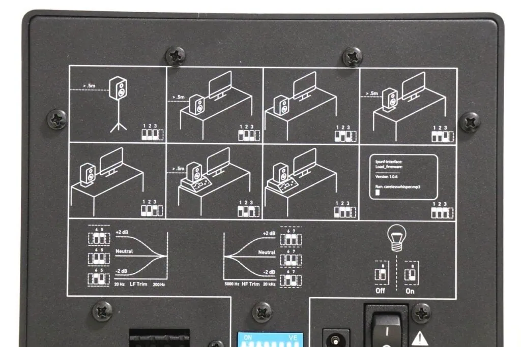 Kali Audio LP-UNF 背面のバウンダリーEQ設定ガイド。設置環境に合わせた適切なディップスイッチ設定が図示されている。