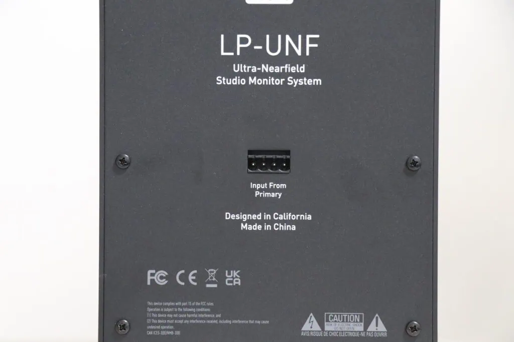 Kali Audio LP-UNF セカンダリスピーカー背面の4ピン専用接続端子のクローズアップ。