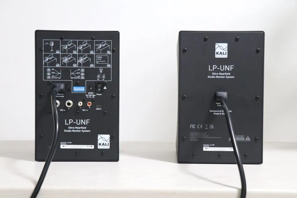 付属の専用ケーブルで接続されたKali Audio LP-UNFの左右スピーカー背面。配線の取り回しの様子。