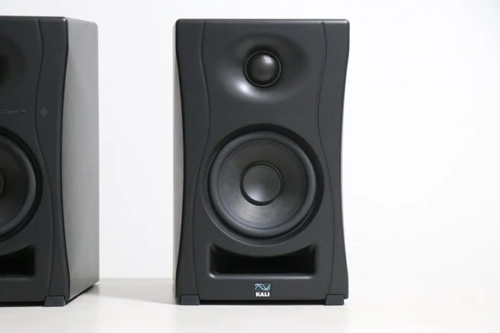 Kali Audio LP-UNFのスピーカー単体を斜め正面から。フロント・バスレフポートとツイーターの形状が確認できる。