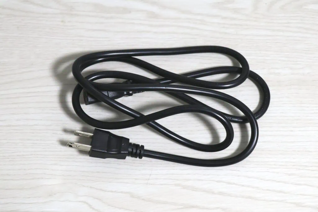 Kali Audio LP-UNF 付属のAC電源ケーブル。日本国内のコンセントに対応した形状。