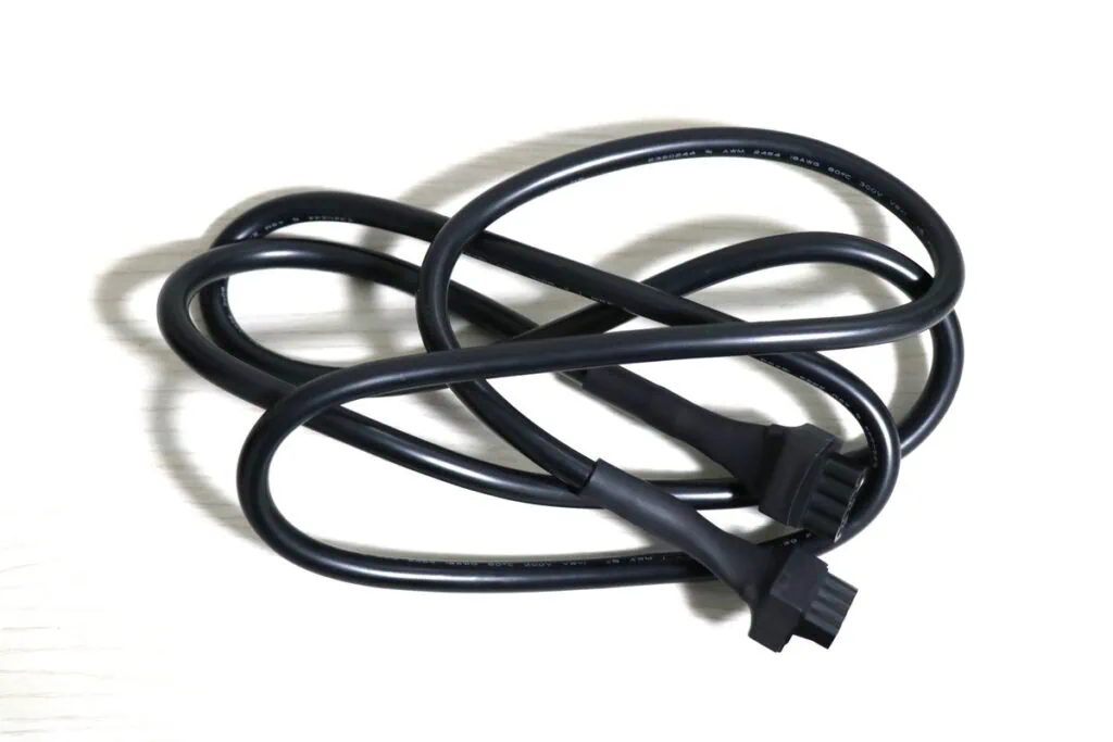 Kali Audio LP-UNF 左右のスピーカーを繋ぐ4ピン専用インターコネクトケーブルの詳細。