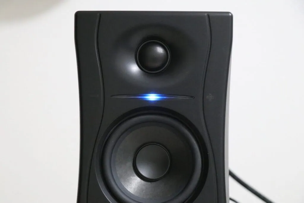 Kali Audio LP-UNF 通電時に青色に点灯するフロントパネルのLEDインジケーターの拡大。